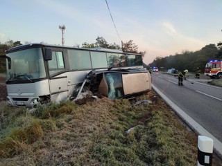Cestu za Lozornom sprejazdnili. Skúsený vodič autobusu zabránil vážnejším následkom