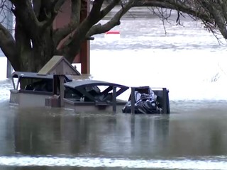 Roztápajúci sa sneh a aj výdatný dážď. Meteorológovia vydali výstrahy pred povodňami