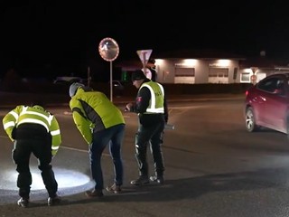 Uprostred križovatky zrazil chodca. Vodič tvrdí, že ho nevidel