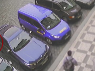 Auto, zaparkované na jednej z najrušnejších ulíc, vykradol zlodej. Odniesol si jeden a pol milióna