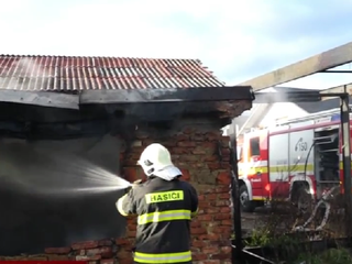 Pri požiari prišli o dom. Maminu pomoc Roman odmieta, lebo sa bojí návratu mŕtveho otca