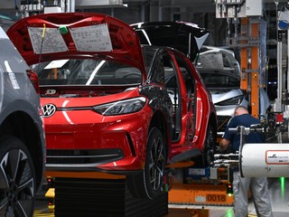 Európsky parlament ustúpil voči zelenej politike: Zákaz spaľovacích motorov sa odkladá