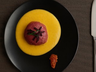 Tatarák z ustríc a sviečkovej v plátku zo sviečkovej, podávaný ako guľa, omáčka z maslovej tekvice