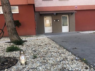 Pred domom Adriány, ktorú muž polial žieravinou, horí sviečka