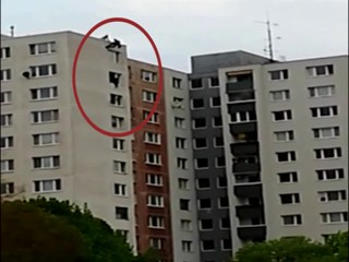 Hasič sa zo strechy paneláka pokúsil zachrániť ženu sediacu na parapete 11. poschodia. Skončilo to tragicky