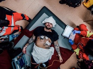 Kolaps počas koncertu! Českého rapera museli napojiť na prístroje!