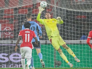 Slovan v hustom daždi podľahol favorizovanému AZ