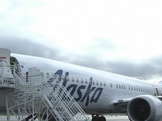 Lietadlo muselo núdzovo pristáť po tom, ako sa odtrhla časť trupu