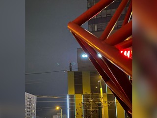 Muž stál na parapetnej doske a plakal, že chce skočiť. Od policajtov žiadal pivo a cigarety