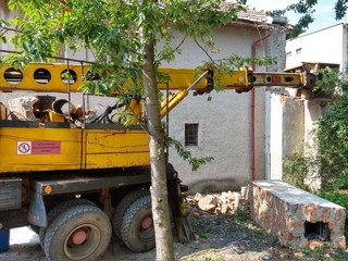 Pri Žiari nad Hronom sa zranil šofér nákladiaku. Spadol naň komín