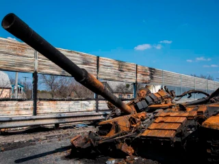 Posádka doslova sedí na sude s pušným prachom: Pre TOTO vybuchuje toľko ruských tankov