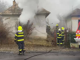 Po návrate našla dcéra dom v plameňoch, požiar pripravil o život 60-ročnú ženu