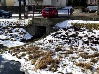 V potoku ležal muž. V ranných hodinách ho objavili ľudia cestou do kostola, pomôcť mu už nedokázali