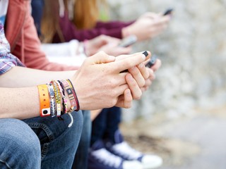 Pozeral so do telefónu a skončil v kanáli