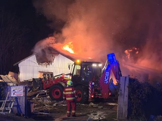 Plamene pohltili príbytok v Nitre: Minimálne desať ľudí zostalo bez strechy nad hlavou