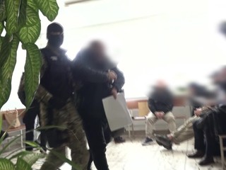 Nelegálna výrobňa cigariet fungovala tri mesiace. Výsluchy obvinených trvali do noci