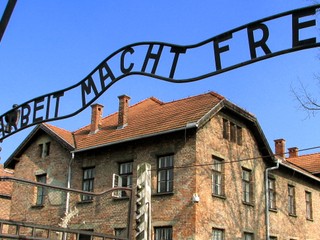 Trojica dievčat hajlovala pred Osvienčimom. Hrozí im väzenie