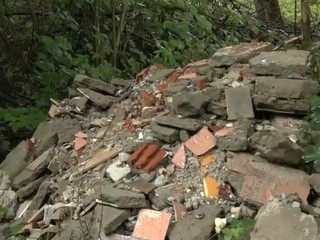 Rozbité tehly, obklad, sutiny vyhodili ilegálne v lese