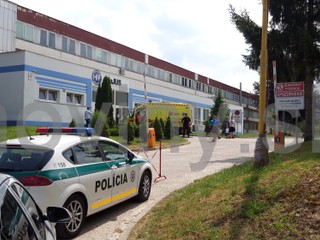 Zamestnanec vytiahol zbraň na šéfa. Ten zraneniam podľahol