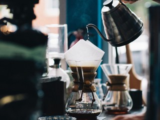 Chcete byť bdelý ako po osemhodinovom spánku? Musíte vypiť TOĽKOTO kávy