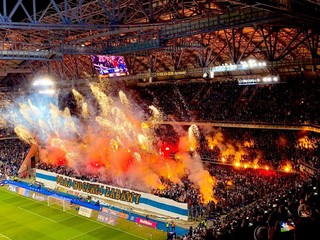 Na dronových záberoch futbalový štadión: Vyzerá ako ohnivý kotol