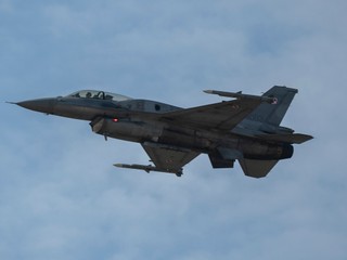 Slovensko si v USA oficiálne prevzalo prvé dve stíhačky F-16