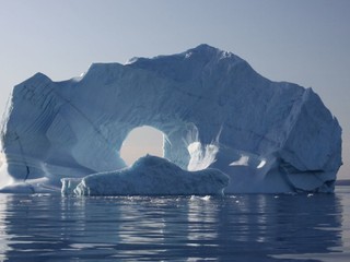 Praskol najväčší ľadovec na svete a topí sa