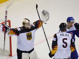 Slovenskí hokejisti znášajú prehru s Nemcami ťažko. Brankára Čiliaka to ale mrzelo len do polnoci