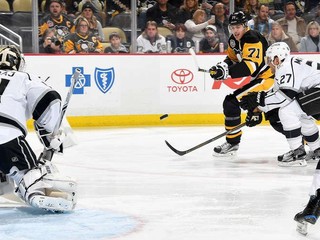 Budaj vymazal hráčov Pittsburghu. Stal sa prvou hviezdou