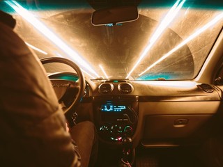 10 pravidiel ako šoférovať bezpečne, ak jazdíte v tme