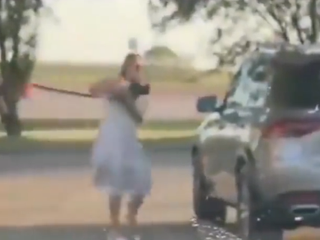 Málokto si toľko vytrpel s tankovaním ako táto blondína s Mercedesom