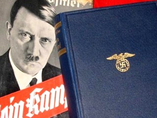 V byte muža, ktorý strieľal na migrantov, našli Hitlerovu knihu Mein Kampf