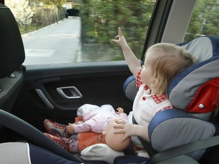 V Liberci nechala žena v rozpálenom aute batoľa