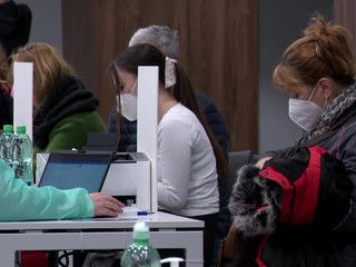 Ďalší deň, keď pribudlo viac plne očkovaných ako pozitívnych. Vakcinačné centrá hlásia zvýšený záujem