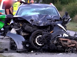 Silný náraz prelomil motorku na dve časti. Zasahoval aj vrtuľník