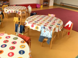 V škôlkach nie sú dostatočné kapacity. Povinne chodiacich predškolákov príjmu na úkor mladších