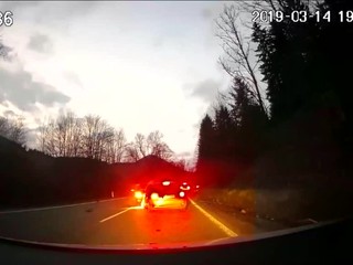 Vodič Kie sa snažil predbehnúť policajtov z Litvy, skončilo sa to nehodou