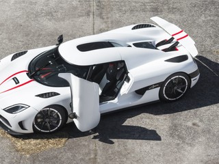 Bachova tokáta a Koenigsegg Agera R: Dve majstrovské diela v jednom videu
