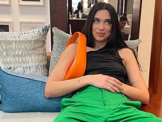 Ups! Dua Lipa si vyvetrala kozičky na tráve