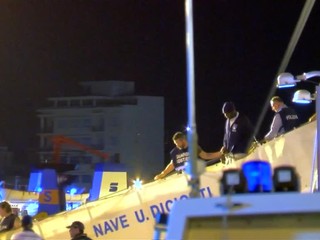 Taliansko dovolí lodi s utečencami  vstúpiť na Sicíliu