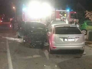 Nehoda troch áut, medzi zranenými sú aj deti