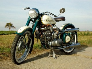 Český nadšenec vybavil Jawu Pérák preplňovaným desaťvalcom: Poriadne špecifickým