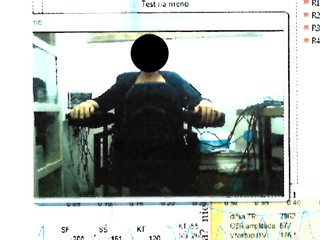 Vyšetrovateľka policajnej inšpekcie Diana Santusová prešla vyšetrením na detektore lži. Dokonca dvakrát