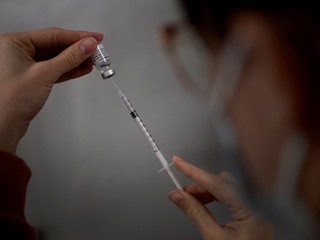 NOVÝ COVID AUTOMAT: V niektorých službách vám nebudú stačiť dve dávky očkovania