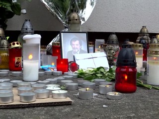 Učitelia z Vrútok na znak smútku vyšli z domovov v čiernom