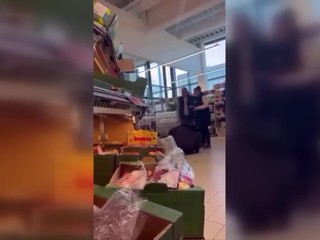 Agresivita v obchodoch rastie: Zákazník brutálne napadol SBS-kára