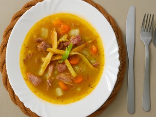 Šošovicová polievka s údeným, koreňovou zeleninou a vajíčkovou omeletou