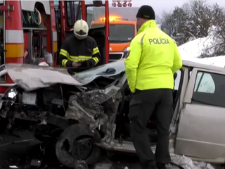 Strašná zrážka s tureckým kamiónom. Vodiča museli vyberať hasiči