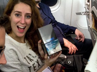 Prekvapenie na palube lietadla, pasažieri dostali 200 telefónov