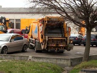 Nehoda pri Partizánskom: Osobné auto narazilo do smetiara